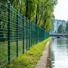 забор из гиттер 3D сетки вдоль дороги