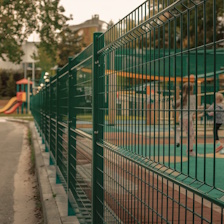 забор из гиттер 3D сетки возле школы