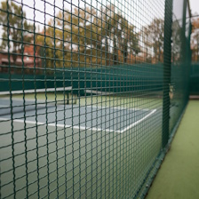 ограждение из гиттер сетки на спортивной площадке